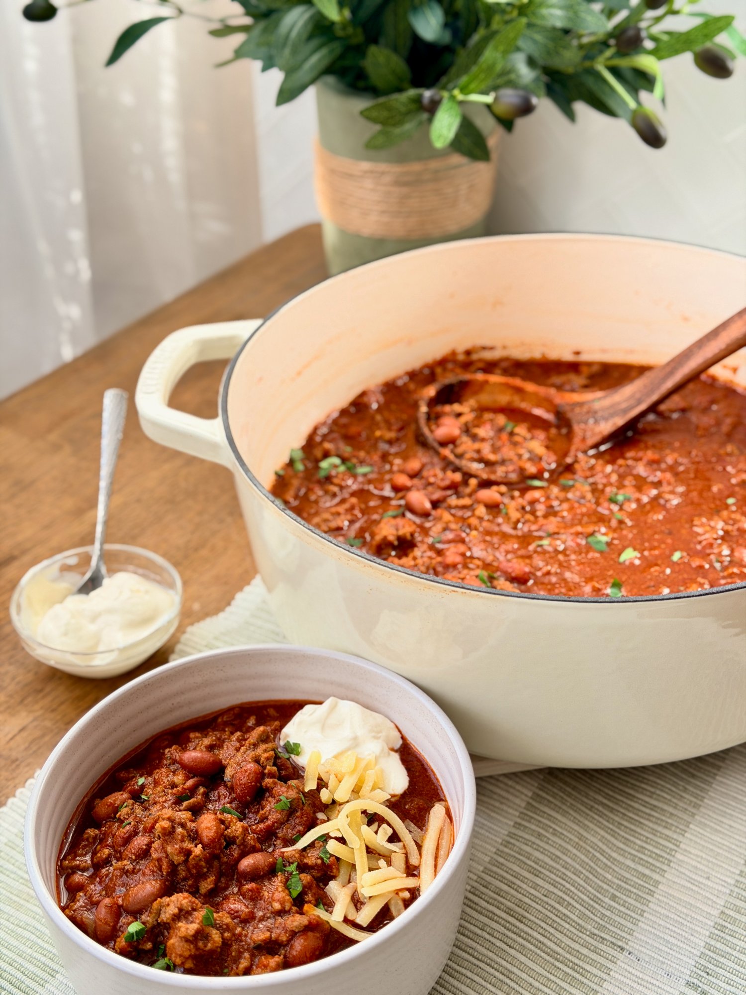 A bowl of chilli con carne with kidney beans in a thick tomato sauce.